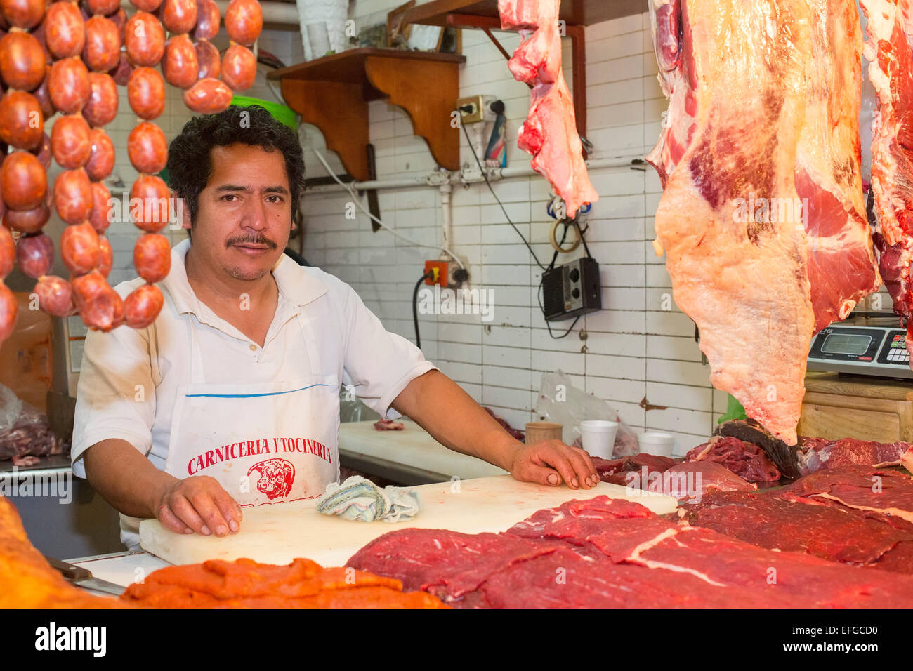 Oaxaca, Mexique - un homme vend la viande au marché de Benito Juárez. Banque D'Images