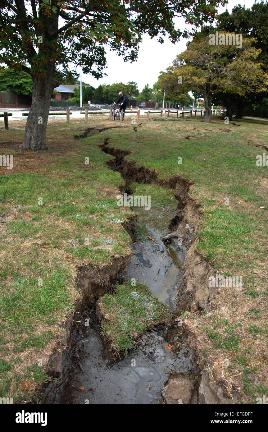 CHRISTCHURCH, Nouvelle-Zélande, le 22 février 2011 : Les dommages aux espaces verts par l'Avon River après le séisme de magnitude 6,4 Banque D'Images