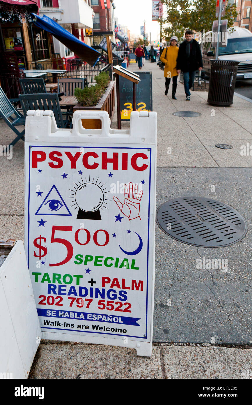 Psychic reader signe sur trottoir urbain - USA Banque D'Images