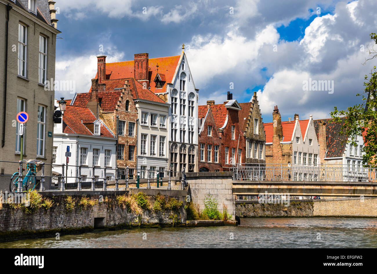 Bruges, Brugge, Belgique. Paysage d'été avec des maisons de style gothique et de l'eau dans le canal de la ville belge de Flandre médiévale. Banque D'Images
