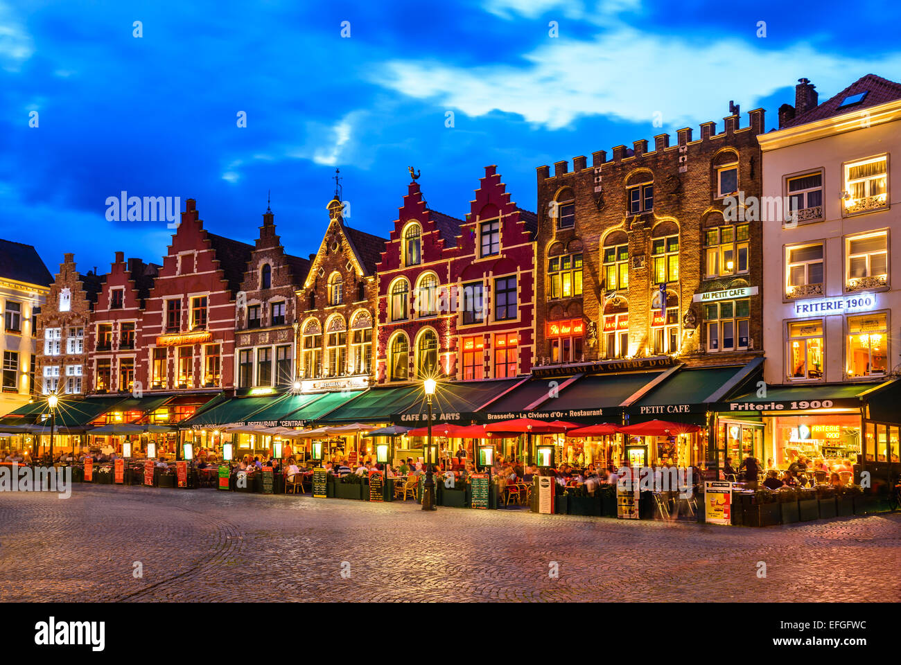Bruges, Belgique. Nuit libre côté nord de Grand Place (Markt) avec de belles terrasses de cafés. Banque D'Images