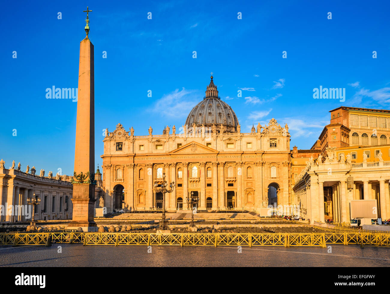 Lever du soleil à la basilique Saint Pierre du Vatican, l'Église catholique religieux principaux, le Saint-Siège et le Pape résidence. Historique de l'Italie. Banque D'Images