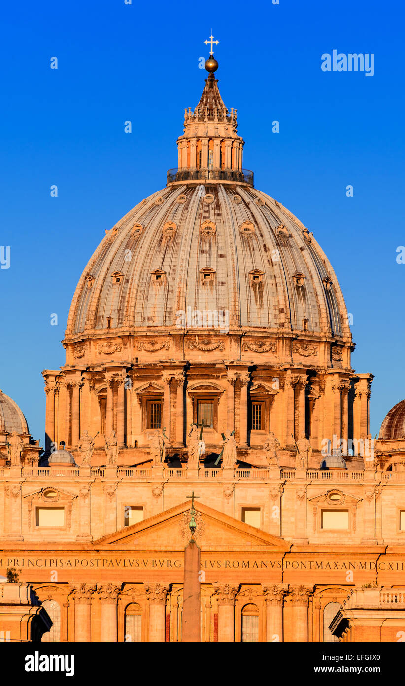 Lever du soleil à la basilique Saint Pierre du Vatican, l'Église catholique religieux principaux, le Saint-Siège et le Pape résidence. Historique de l'Italie. Banque D'Images