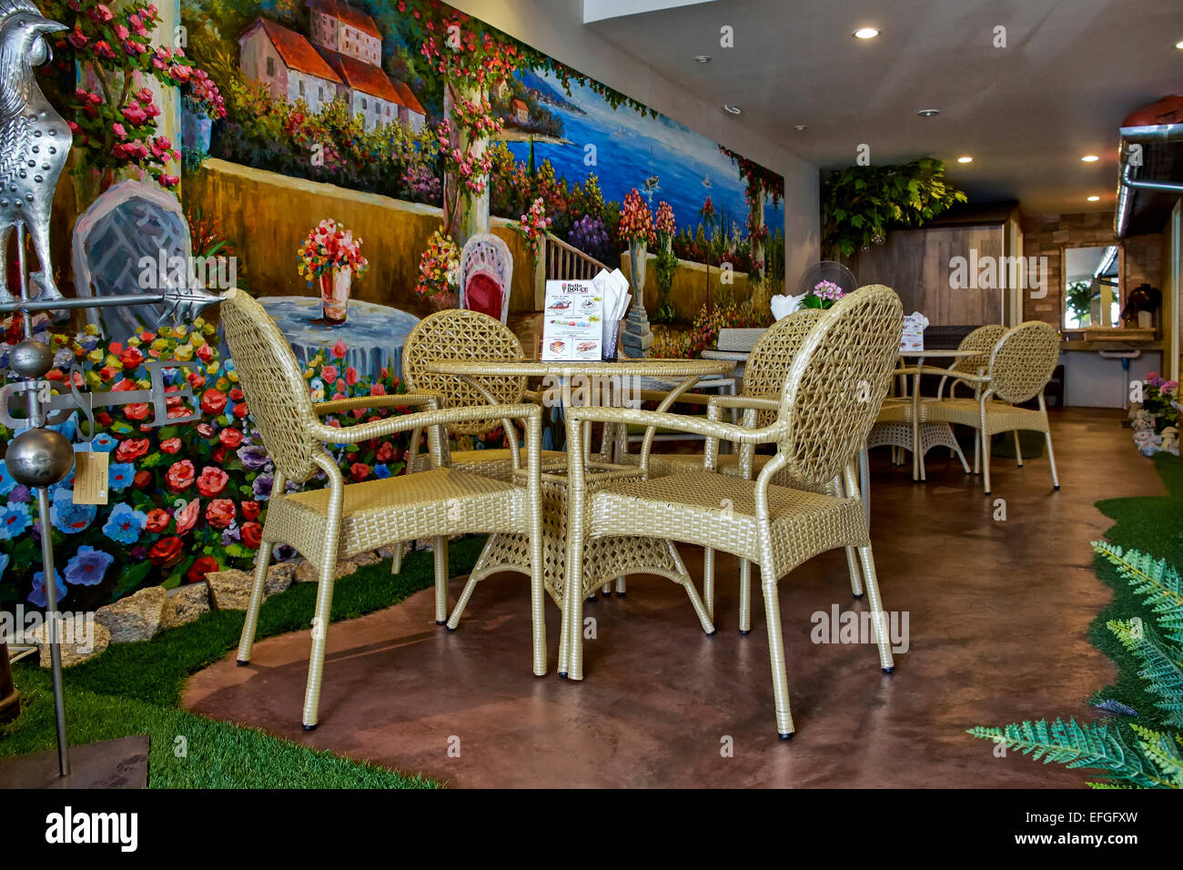 Restaurant italien avec intérieur murale coloré de la scène italienne. Banque D'Images