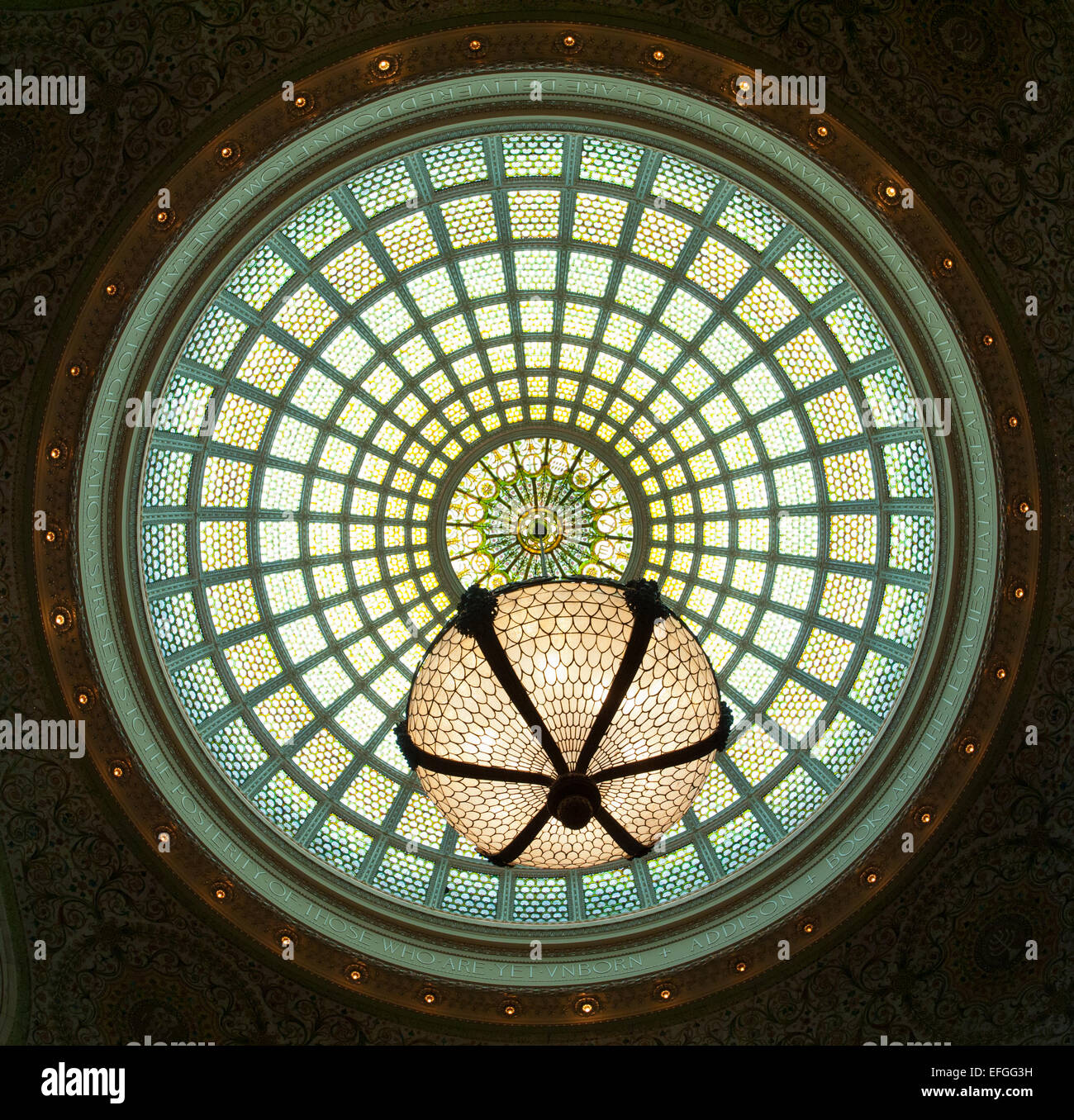 Le plus grand dôme en verre Tiffany Preston Bradley Hall du Centre culturel de Chicago. Conçu par J.A. Holtzer. Banque D'Images