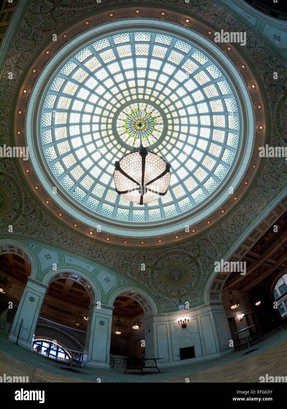 Un fisheye, grand angle de visualisation de Preston Bradley Hall et le plus grand dôme en verre Tiffany. Centre culturel de Chicago, Chicago. Banque D'Images