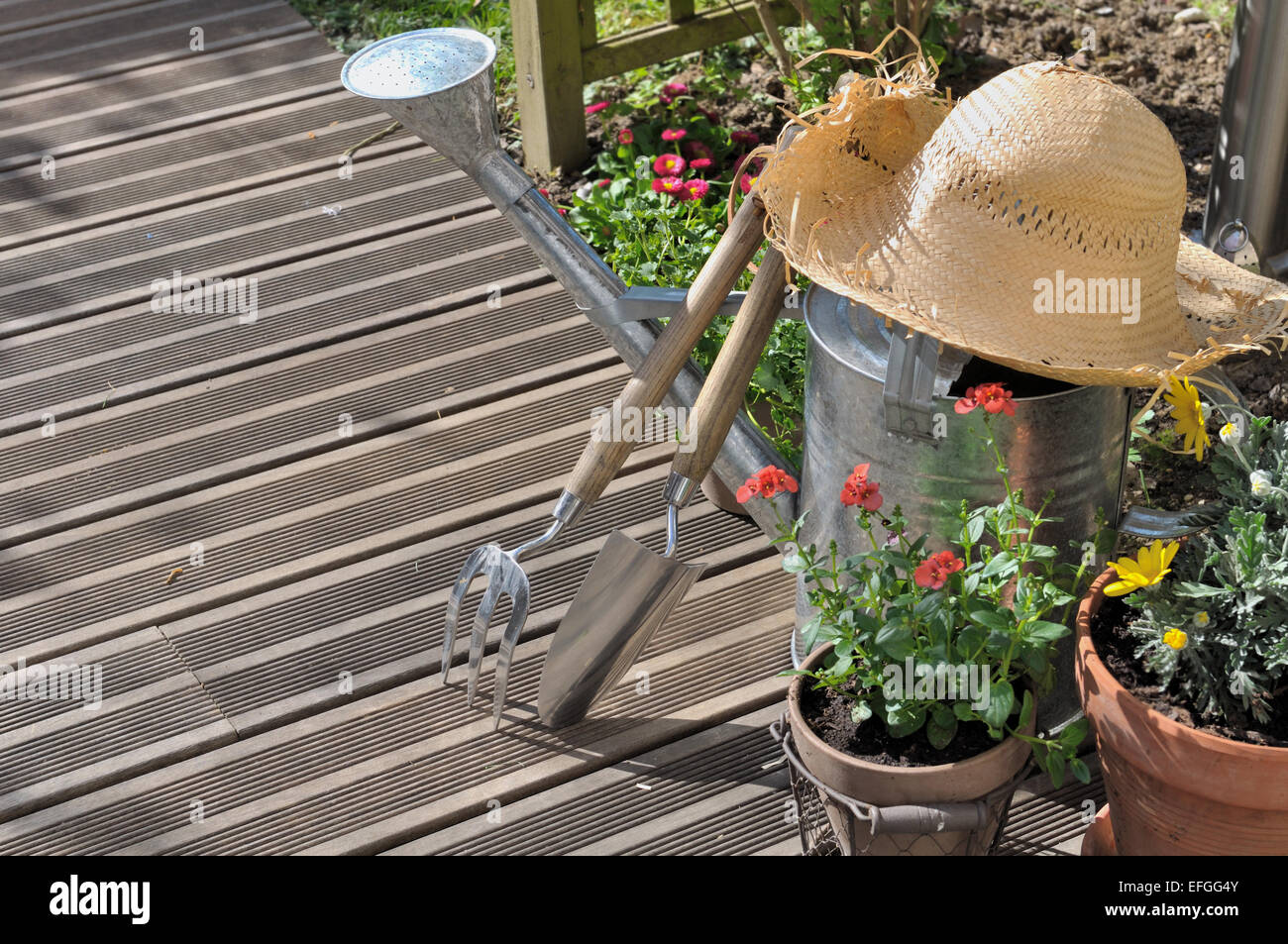 Les pots de fleurs et accessoires de jardinage à terrace Banque D'Images