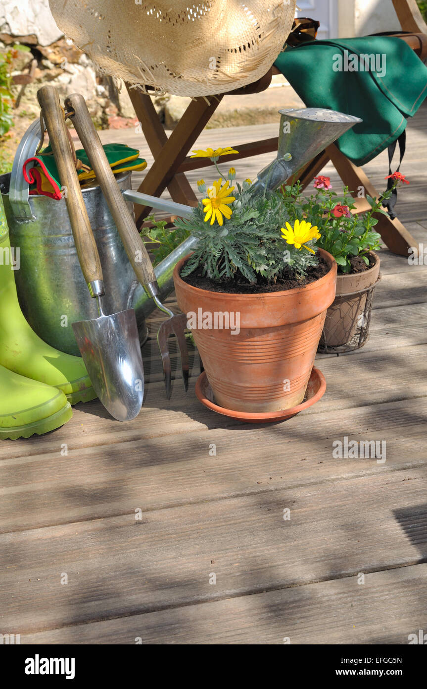 Les pots de fleurs et accessoires de jardinage à terrace Banque D'Images