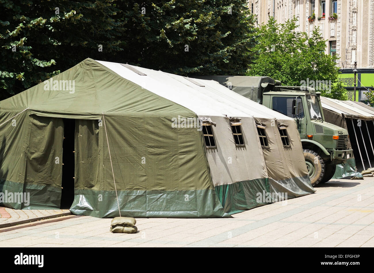 Tente militaire Banque de photographies et d'images à haute résolution -  Alamy