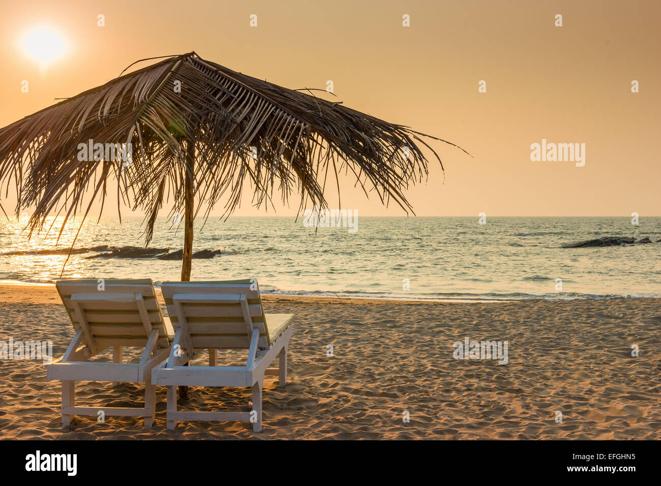 Belle plage vide et une paire de chaises longues Banque D'Images