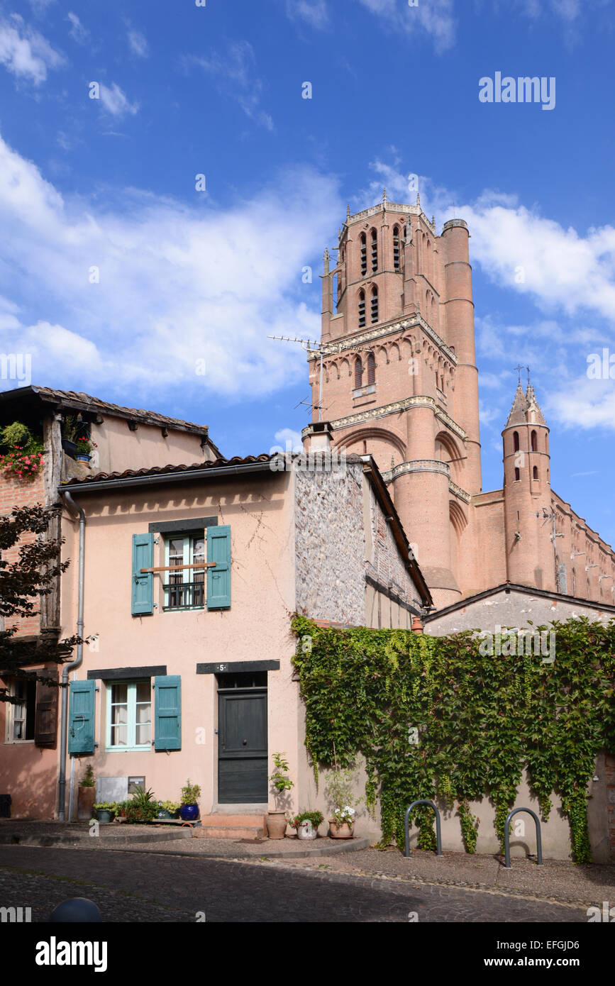 Maison de village & Tour de briques ou beffroi de la cathédrale Sainte Cécile Albi Tarn France Banque D'Images