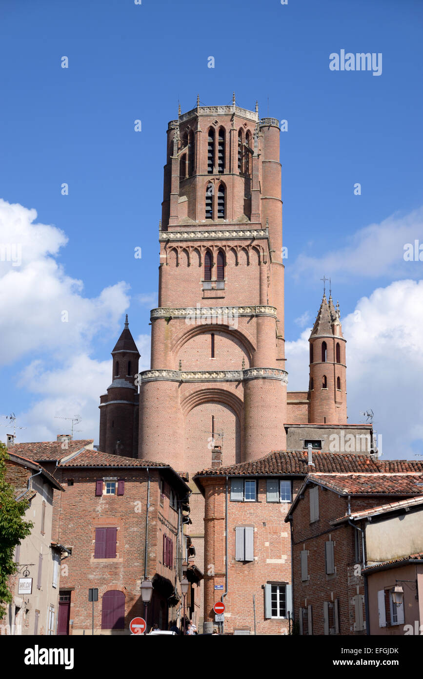 Beffroi en brique de la cathédrale Sainte Cécile s'élevant au-dessus des maisons médiévales de la vieille ville Albi Tarn France Banque D'Images