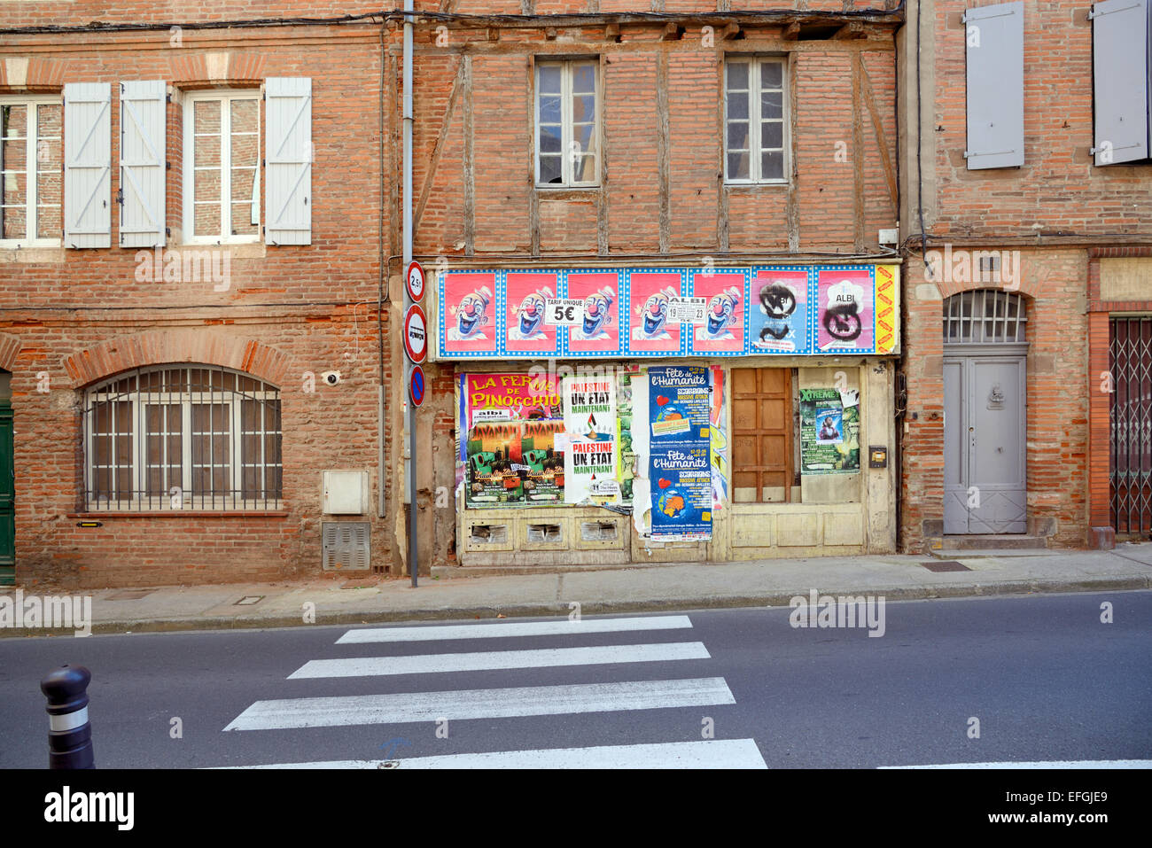 Abandonné ou fermé Corner Shop ou magasin local dans les vieilles rues d'Albi Tarn France Banque D'Images