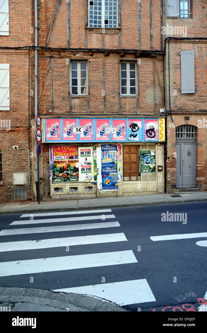 Abandonné ou fermé Corner Shop ou magasin local dans les vieilles rues d'Albi Tarn France Banque D'Images