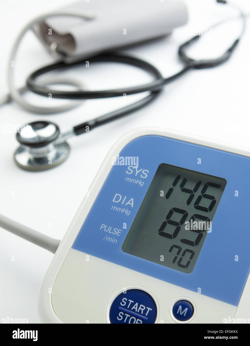 Lecture sur la jauge de pression artérielle hypertension montre Banque D'Images