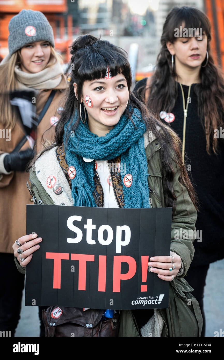 Bruxelles, Bxl, Belgique. 4e Février, 2015. Les amis de la Terre Europe aet gonflé de cheval de Troie comme ils tiennent l'accord TTIP contre prostest en face du siège de l'UE à Bruxelles, Belgique le 4 février, 2015. Credit : ZUMA Press, Inc./Alamy Live News Banque D'Images