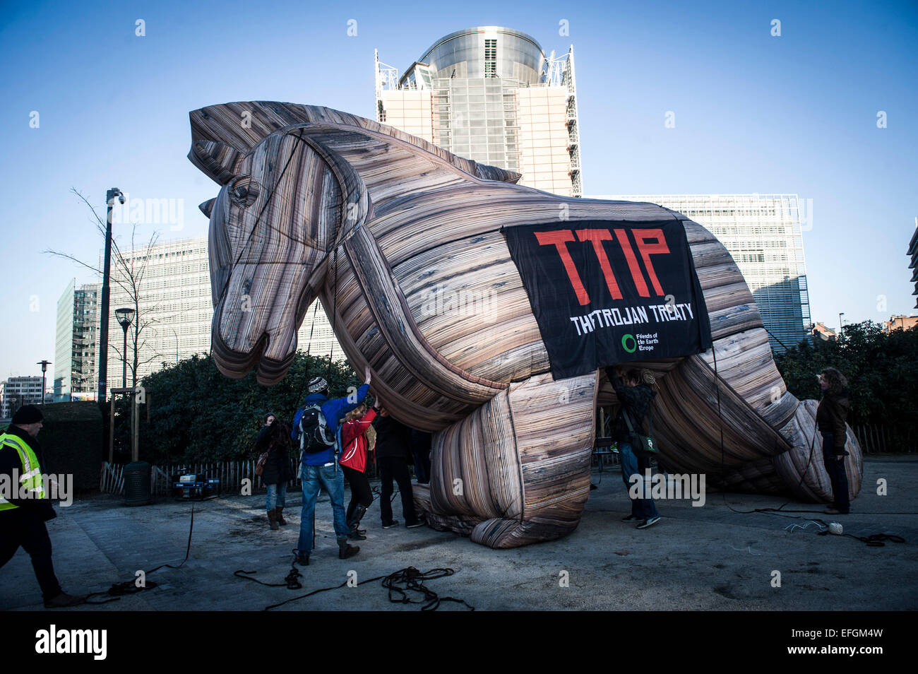 Bruxelles, Bxl, Belgique. 4e Février, 2015. Les amis de la Terre Europe aet gonflé de cheval de Troie comme ils tiennent l'accord TTIP contre prostest en face du siège de l'UE à Bruxelles, Belgique le 4 février, 2015. Credit : ZUMA Press, Inc./Alamy Live News Banque D'Images