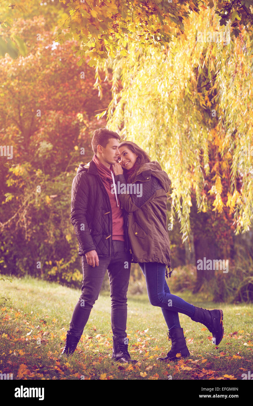 Couple embracing on autumn forest Banque D'Images
