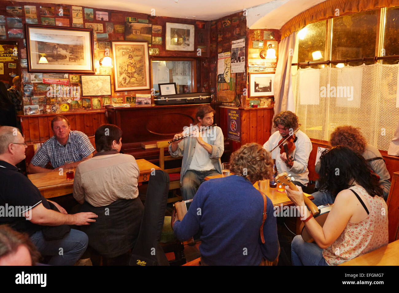 Folk Band en pub, Lisdoonvarna, comté de Clare, Irlande Banque D'Images