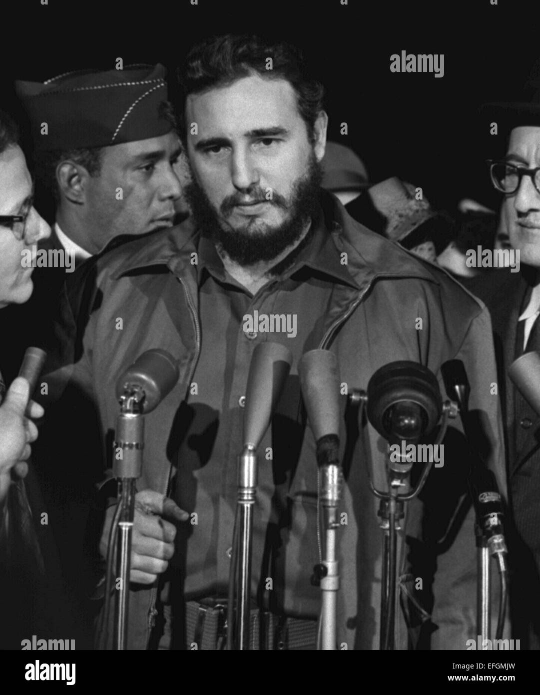 Le leader cubain Fidel Castro aborde les médias après son arrivée au Terminal de tapis le 15 avril 1959 à Washington, DC. Banque D'Images