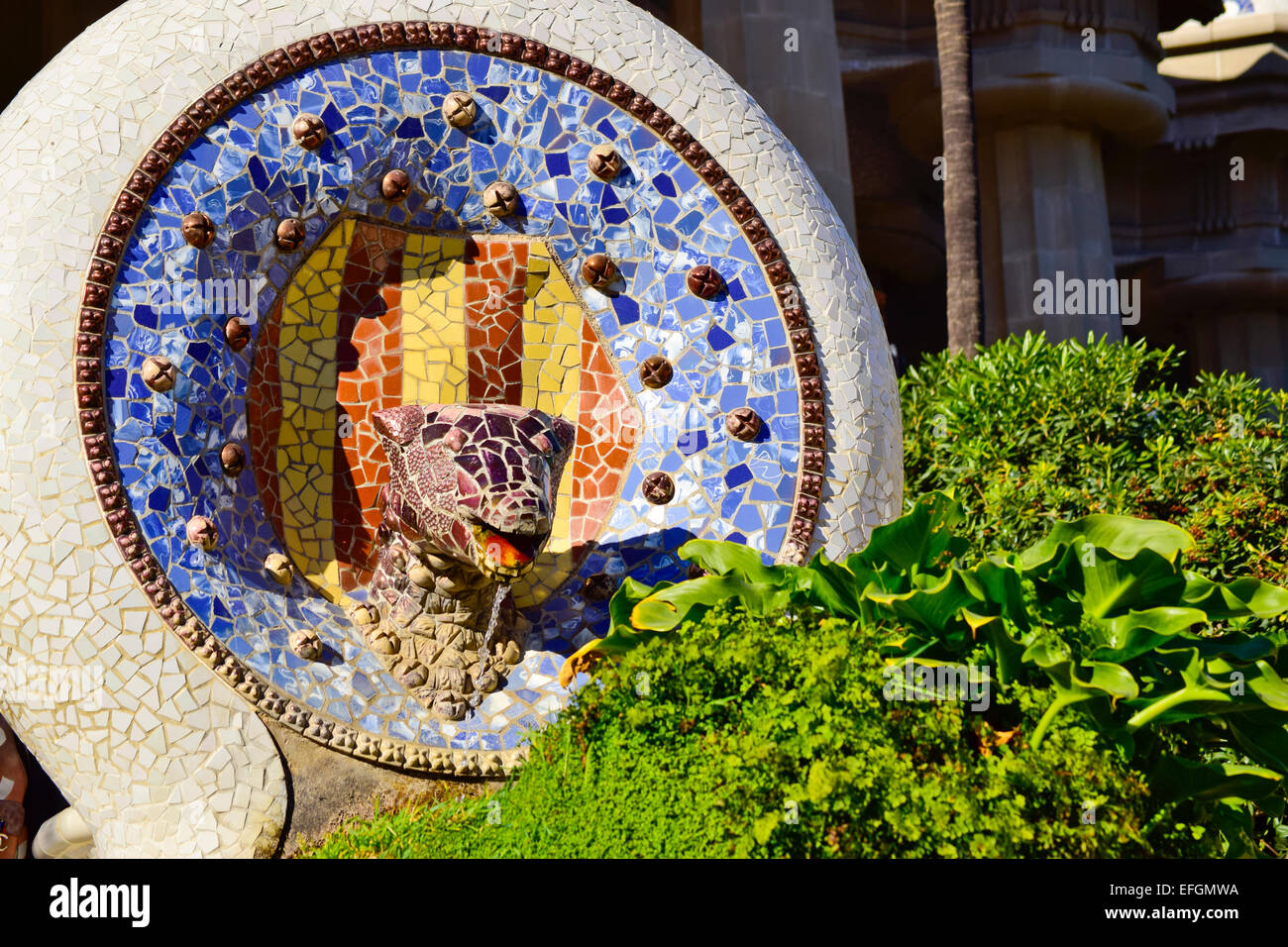 Tête de Dragon avec bouclier de la Catalogne. Parc Guell d'Antoni Gaudi architecte. Barcelone, Catalogne, Espagne. Banque D'Images