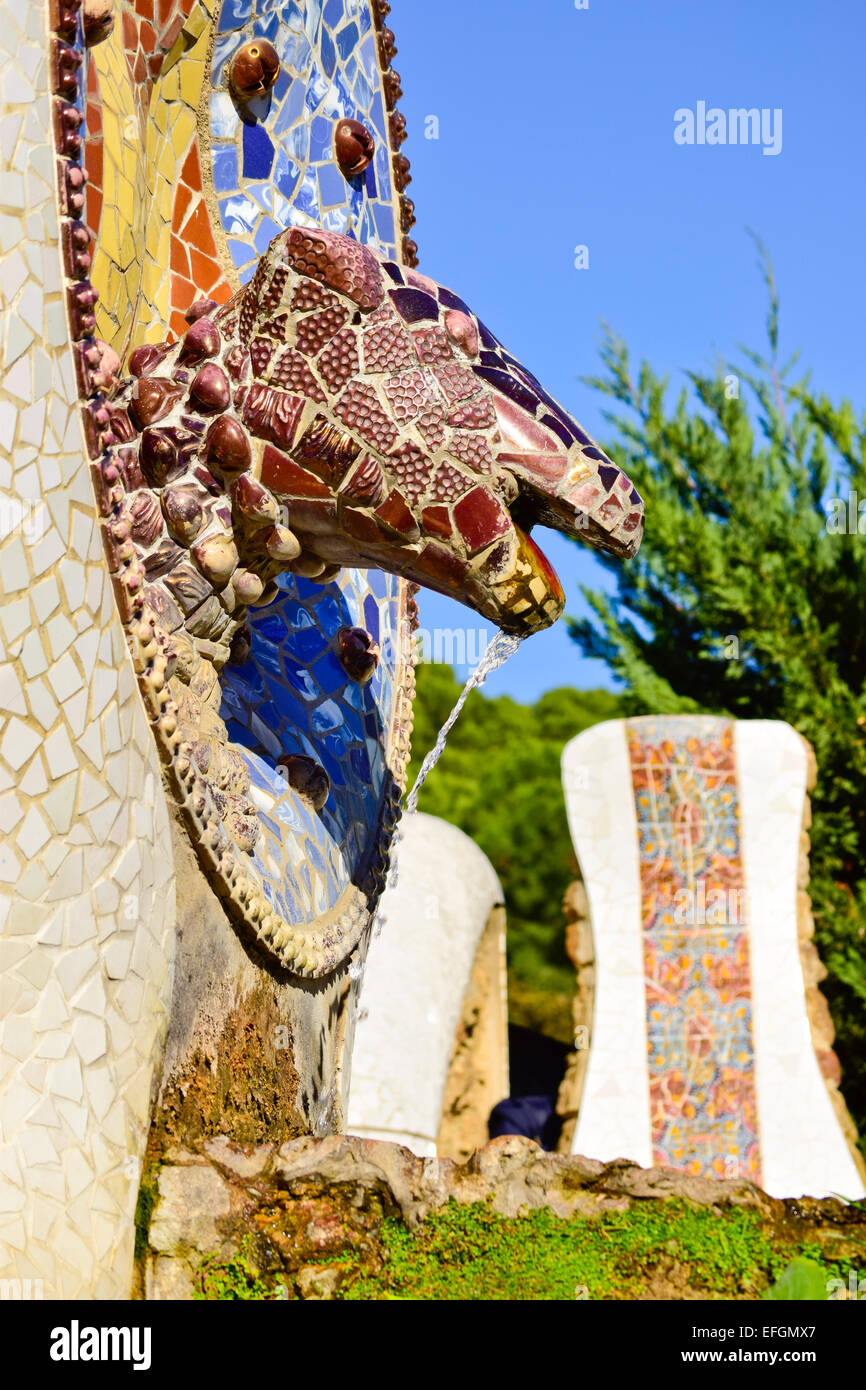 Tête de Dragon avec bouclier de la Catalogne. Parc Guell d'Antoni Gaudi architecte. Barcelone, Catalogne, Espagne. Banque D'Images