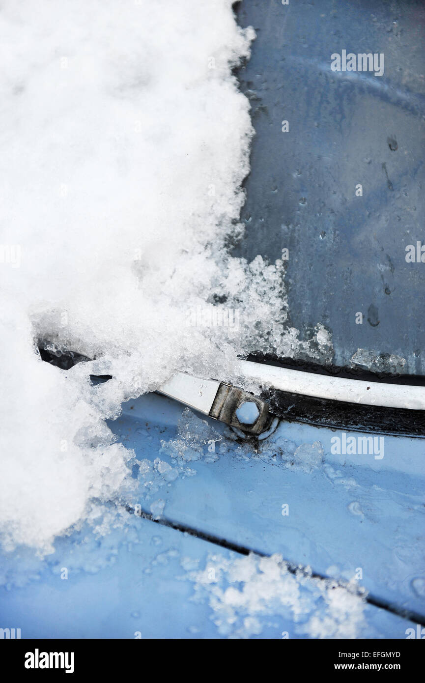 Détail tourné avec une vieille voiture essuie-glace couverte de neige Banque D'Images Détail tourné avec une vieille voiture essuie-glace couverte de neige Banque D'Images