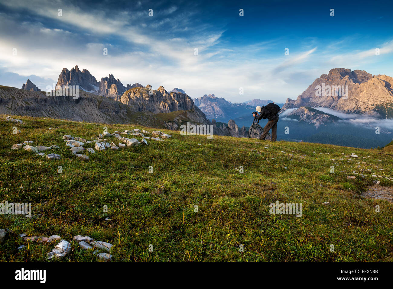 L'Italie, Dolomites - Male hiker photographes s les meilleures photos à l'aube Banque D'Images