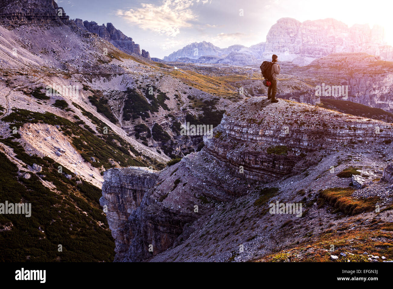 L'Italie, Dolomites - Male hiker debout sur les rocs arides Banque D'Images