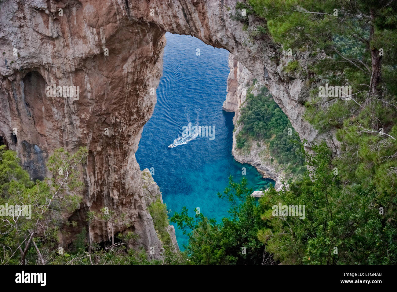 Couple in motorboat encadrée par Arche naturelle, Arco Naturale. L'île de Capri, Italie Banque D'Images