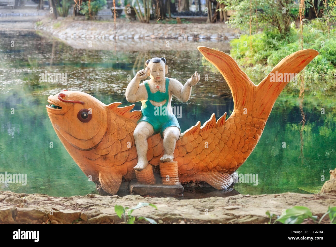 Statue asiatique dans le lac, Ninh Binh, Vietnam Banque D'Images