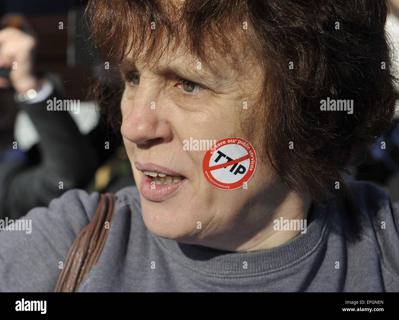 Bruxelles, Belgique. 4e Février, 2015. Assister à des militants d'un partenariat transatlantique de commerce et d'investissement (TTIP) rassemblement devant le siège de l'UE à Bruxelles, Belgique, 4 février 2015. © Ye Pingfan/Xinhua/Alamy Live News Banque D'Images