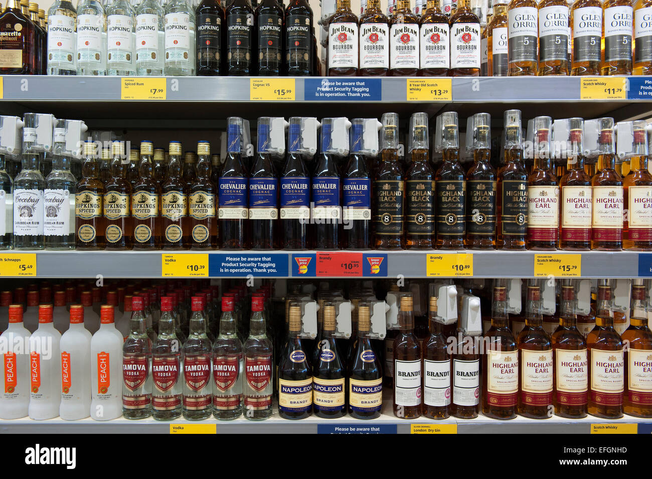 Bouteilles d'alcool bon marché y compris brandy, whisky et vodka sur des étagères dans un budget du Royaume-Uni, supermarché. Banque D'Images