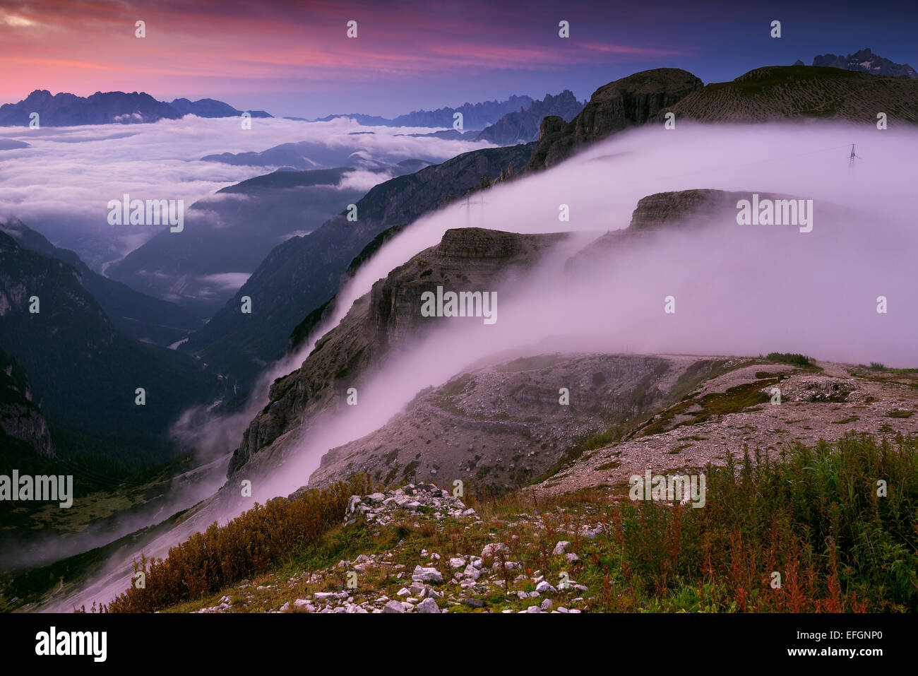 L'Italie, Dolomites, paysage magnifique, les montagnes tôt le matin ciel voilé Banque D'Images