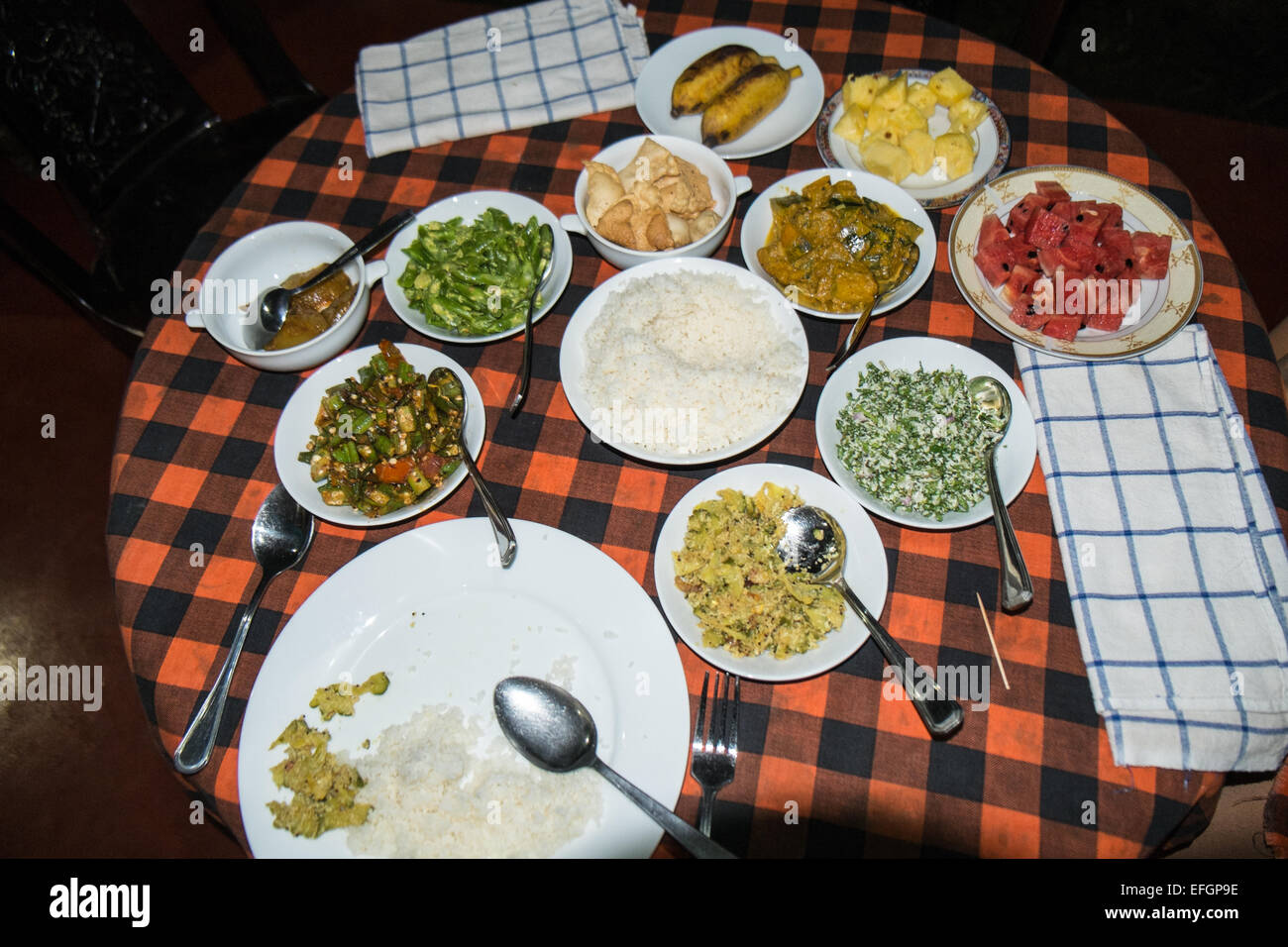 Très grande sélection de locaux faits maison l'alimentation présenté au Sri Lanka pour une personne à Palitha Homestay guest house à Sigiriya, Sri Lanka. Banque D'Images