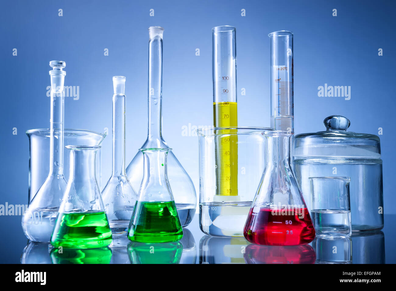 L'équipement de laboratoire, les bouteilles, flacons de liquide de couleur sur fond bleu Banque D'Images