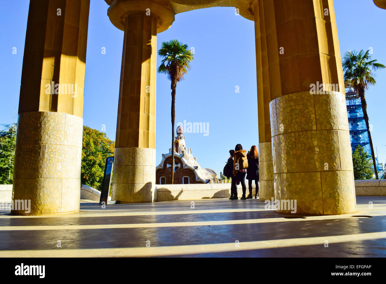 Parc Guell d'Antoni Gaudi architecte. Des colonnes doriques soutenant la terrasse. Barcelone, Catalogne, Espagne Banque D'Images