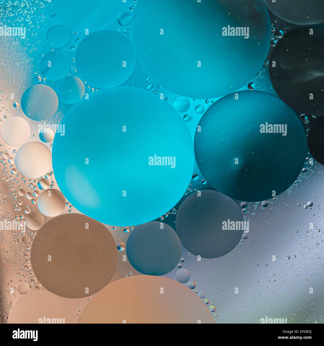 ,Beige,gris dégradé bleu gouttes d'huile dans l'eau -abstract background Banque D'Images