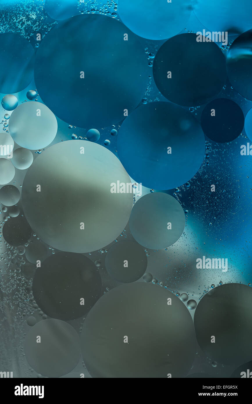 Dégradé bleu,gris gouttes d'huile dans l'eau -abstract background Banque D'Images