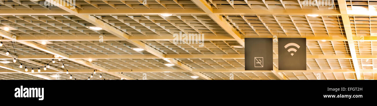 Plafond en bois quadrillées Banque D'Images