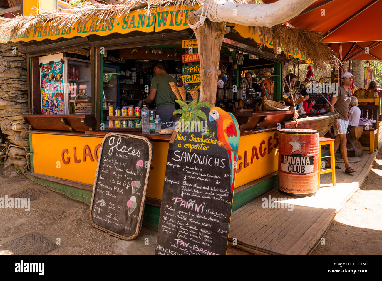 Les touristes dans les bars et restaurants sur l'île de Port Cros, PACA, Var, Provence-Alpes-Côte d'Azur, France Banque D'Images