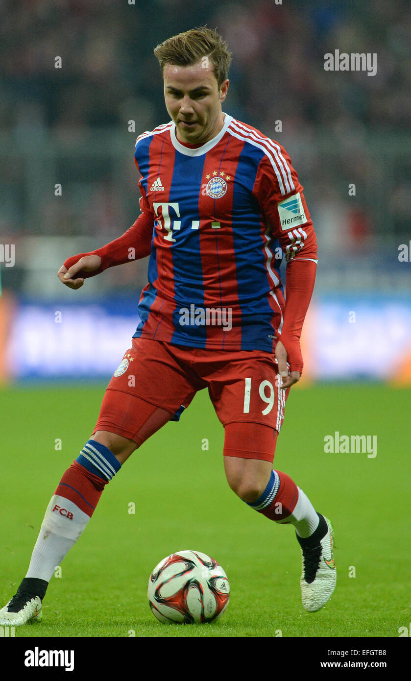 Le Bayern Munich Mario Goetze s'exécute avec le ballon lors de la Bundesliga match de football FC Bayern Munich vs FC Schalke 04 à Munich, Allemagne, 3 février 2015. Photo : Andreas Gebert/dpa Banque D'Images