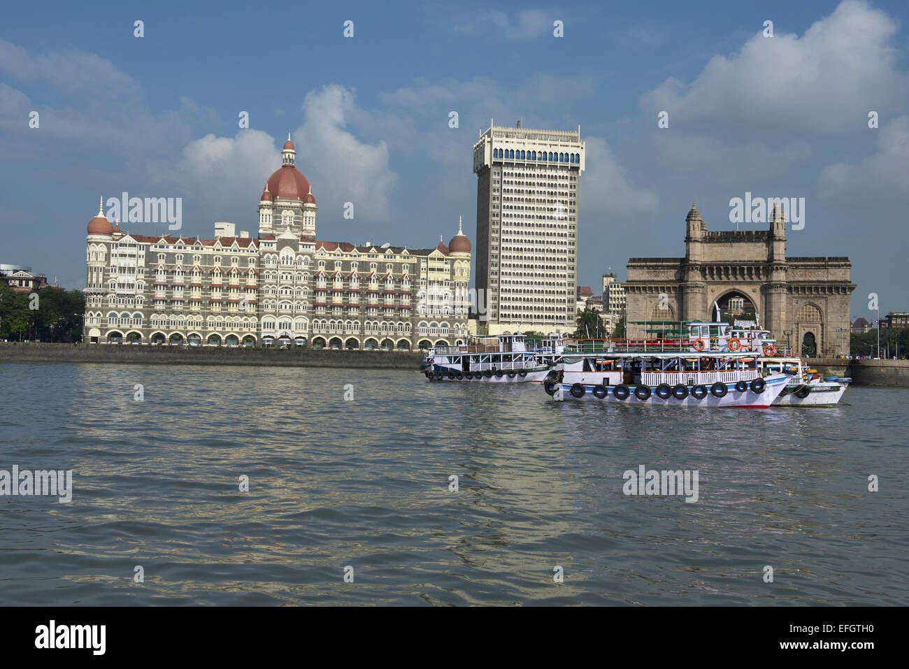 Vue générale de la mer du port de l'Inde ainsi que de nouveaux et vieux Taj hotels. Mumbai Inde Banque D'Images