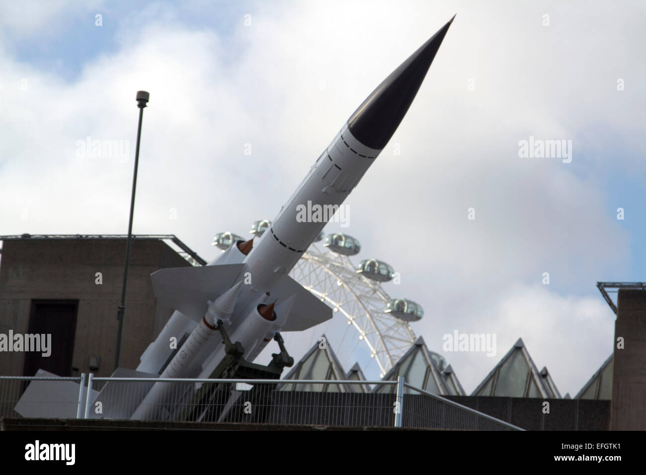 Londres, Royaume-Uni. 4 Février, 2015. Une guerre froide lanceur de missiles bloodhound créé par l'artiste Richard Wentworth a été installé sur les terrasses de la Hayward Gallery au South Bank Centre à Londres. Credit : amer ghazzal/Alamy Live News Banque D'Images