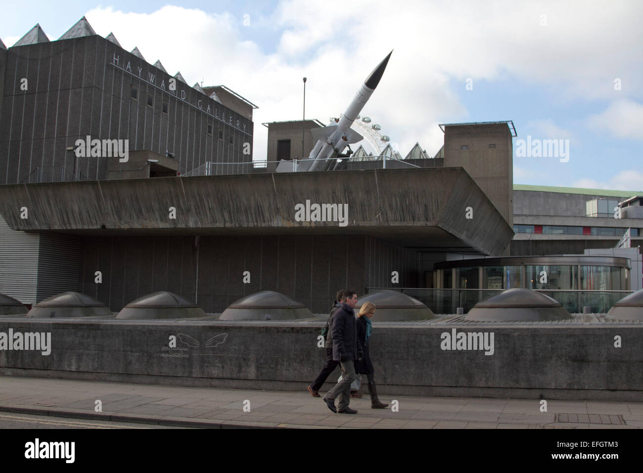 Londres, Royaume-Uni. 4 Février, 2015. Une guerre froide lanceur de missiles bloodhound créé par l'artiste Richard Wentworth a été installé sur les terrasses de la Hayward Gallery au South Bank Centre à Londres. Credit : amer ghazzal/Alamy Live News Banque D'Images