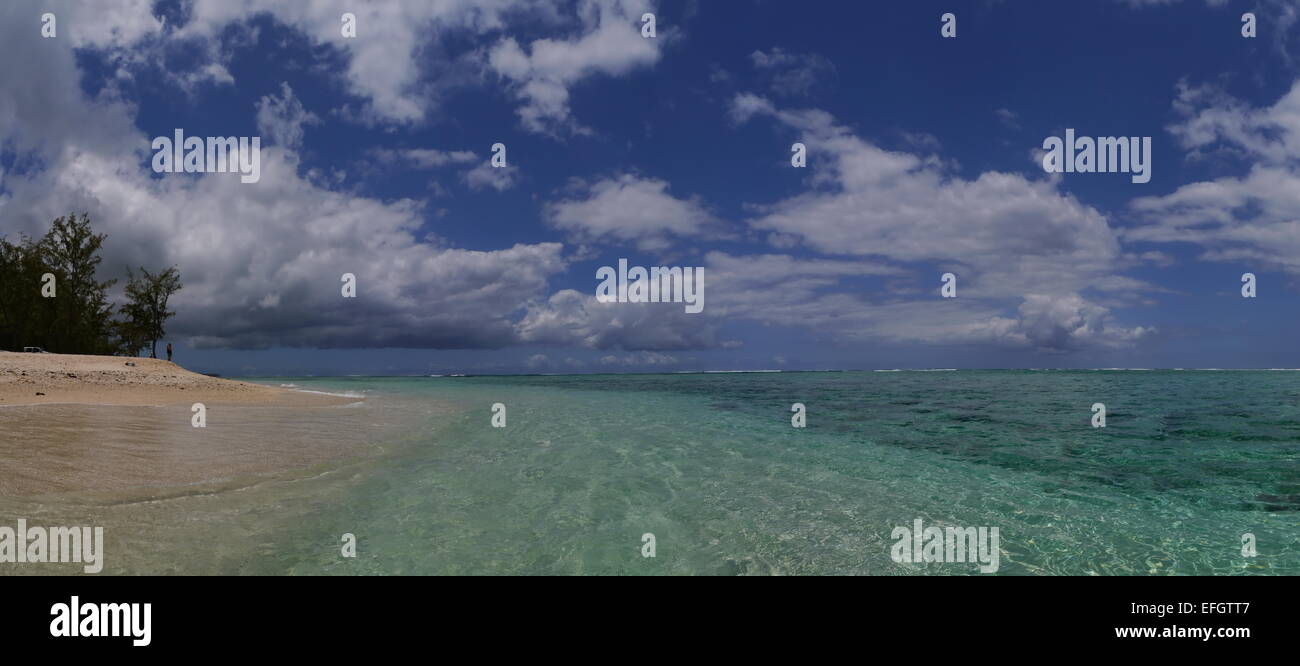 Plage parfaite avec l'eau de cristal Banque D'Images