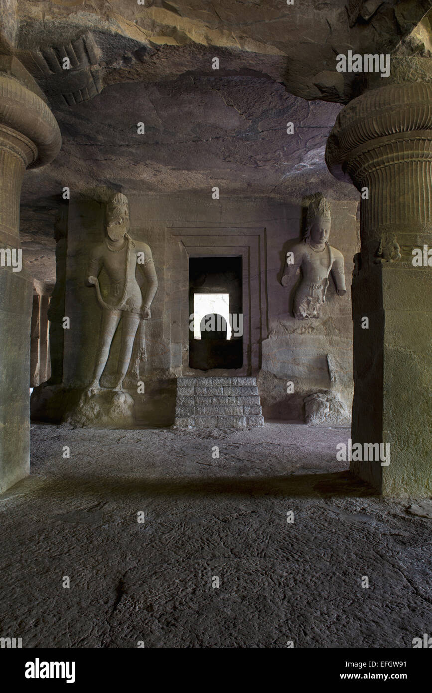 La grotte 1 Linga de culte, montrant un tuteur ou dwarpalas les chiffres. Vue depuis l'Est. Grottes d'Elephanta, Mumbai, Inde Banque D'Images