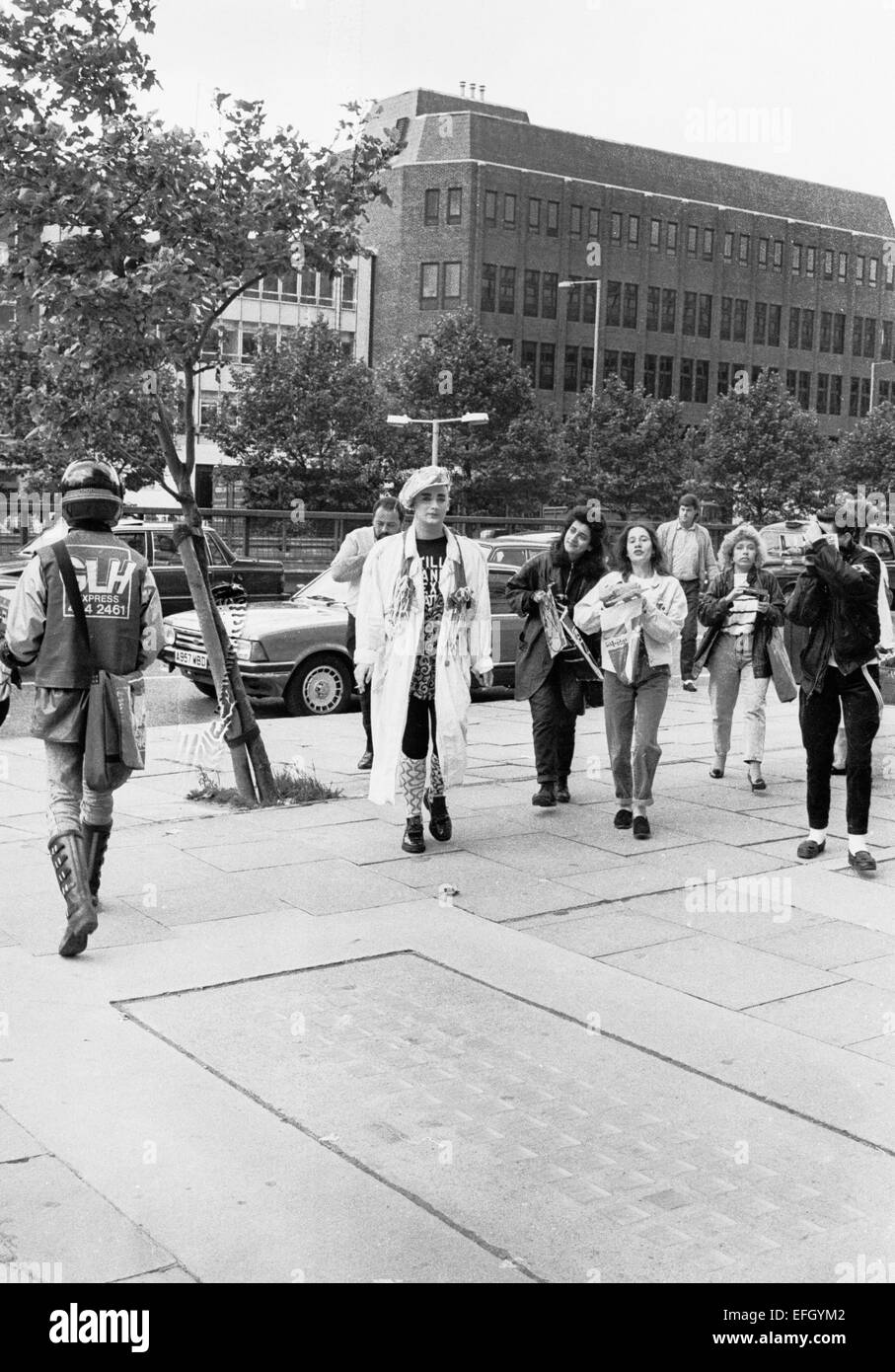 Boy George arrive à l'HQof dix Capital Radio à Euston Tower à Londres 1987 Banque D'Images