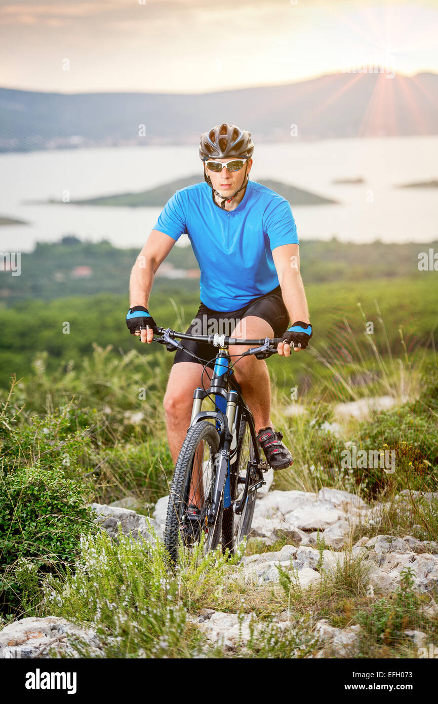 Vélo de montagne équitation sur la Croatie Banque D'Images