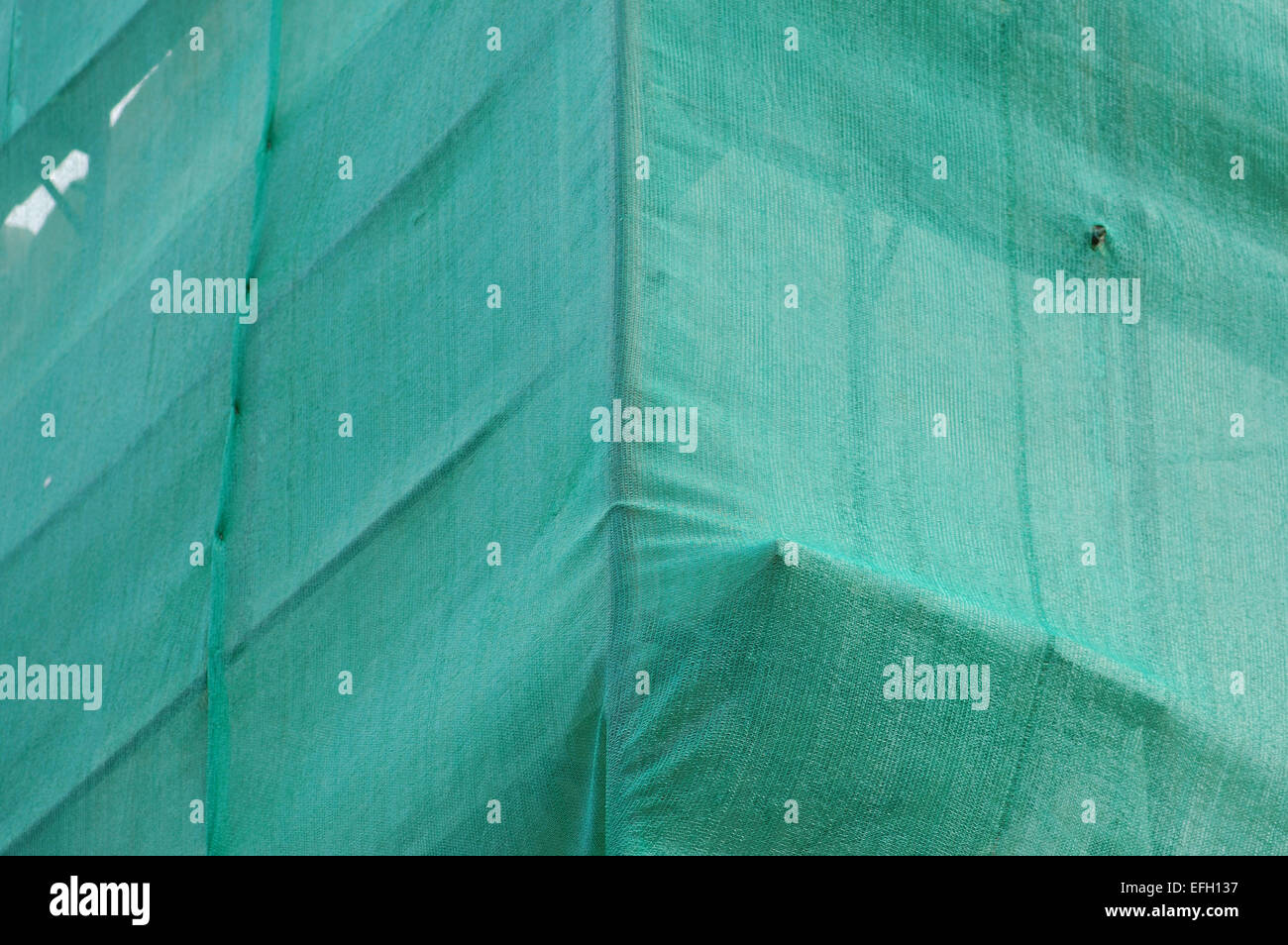 Bâtiment en construction couverte de débris verts la compensation. Banque D'Images